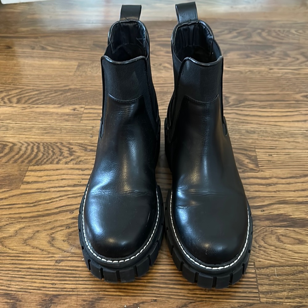 Cute BCBG chunky boot